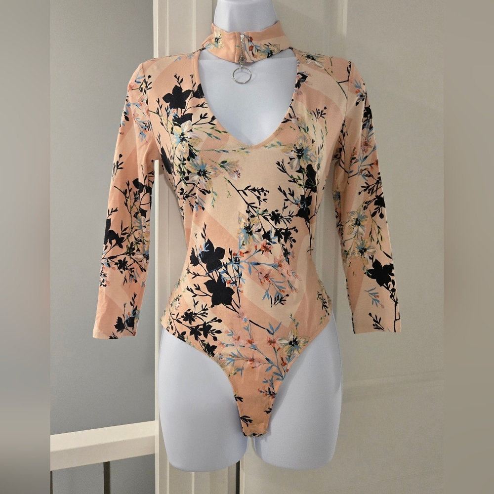 Guess Three Quarter Sleeve Irene Choker Floral Bodysuit. Size XS.
